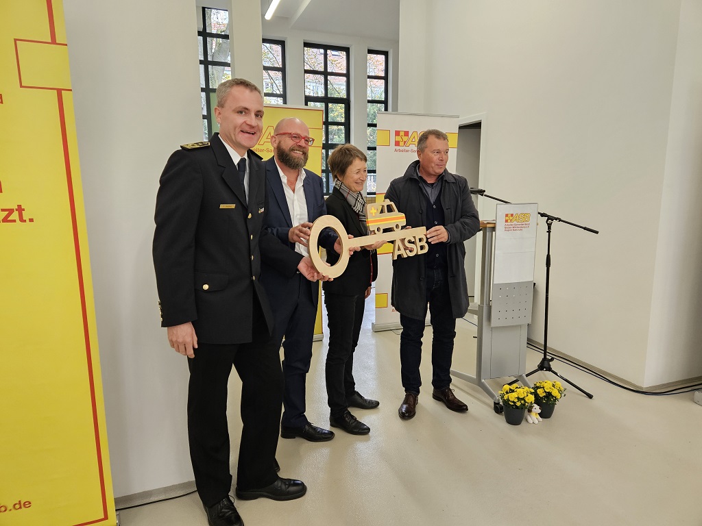 v.l.n.r.: Florian Geldner (Leiter Branddirektion Karlsruhe), Christoph Nießner (Vorsitzender ASB Region Karlsruhe), Bettina Lisbach (Bürgermeisterin Karlsruhe, Dez. 5) und Klaus Lehmann (Geschäftsführer Fächer GmbH).